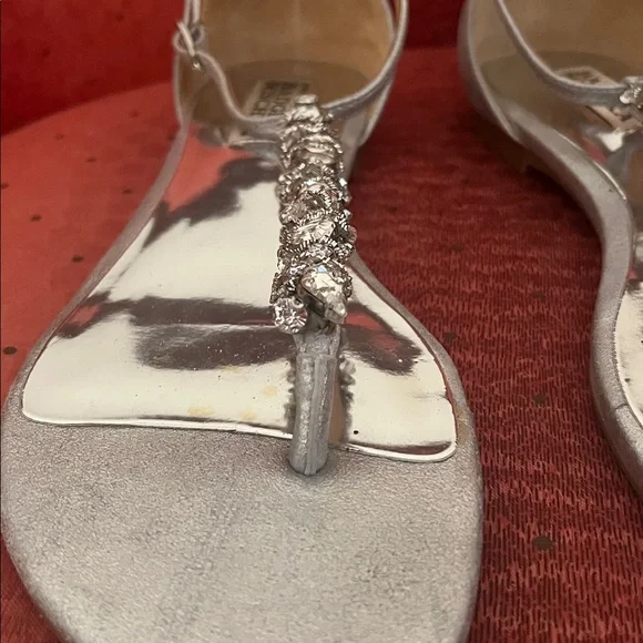 Like new BADGLEY MISCHKA silvertone sandals 7 1/2. $20 - Picture 7 of 8